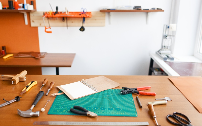 Верстак — это не просто поверхность для размещения инструментов, а основа любого производства, будь то столярное дело или слесарные работы