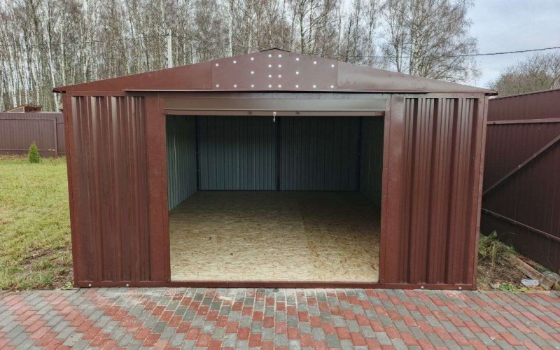 Совмещенный гараж-хозблок представляет собой компромисс между экономией ресурсов и стремлением к функциональности