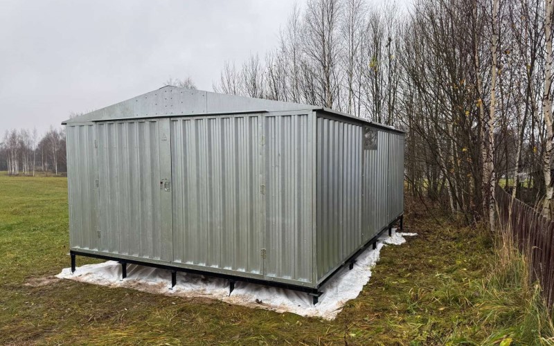 Отдельно стоящий гараж оптимален для просторных участков