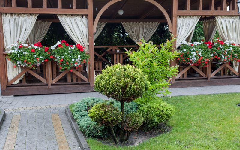 Не только архитектура должна говорить о хозяине, но и ухоженный красивый сад, опрятный двор и интересные дизайнерские решения