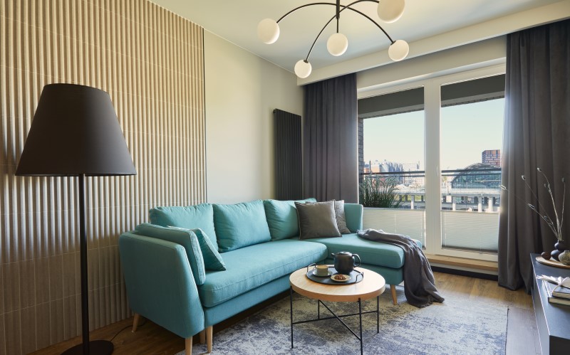 Городские квартиры, как правило, обеспечены надежными и высокоскоростными подключениями к интернету, стабильной мобильной связью