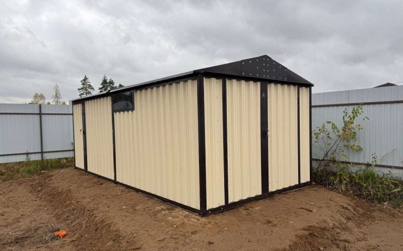 В качестве хозблока можно приобрести быстровозводимый контейнер СКОГГИ