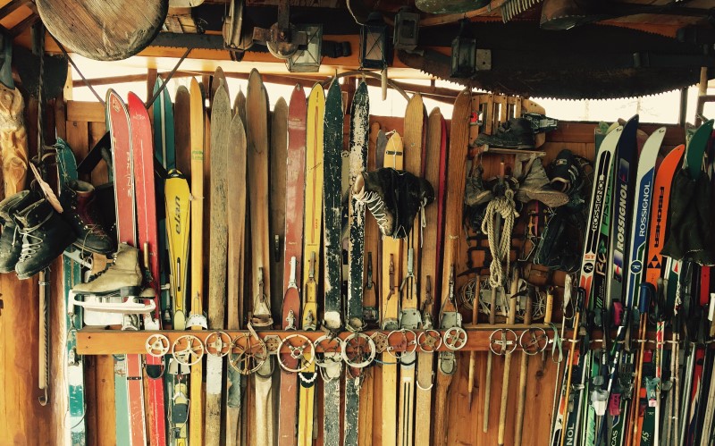 Внутри хозблока можно распланировать пространство так, чтобы нашлось место и для культиватора, и для запасного рулона обоев, и для лыж и санок