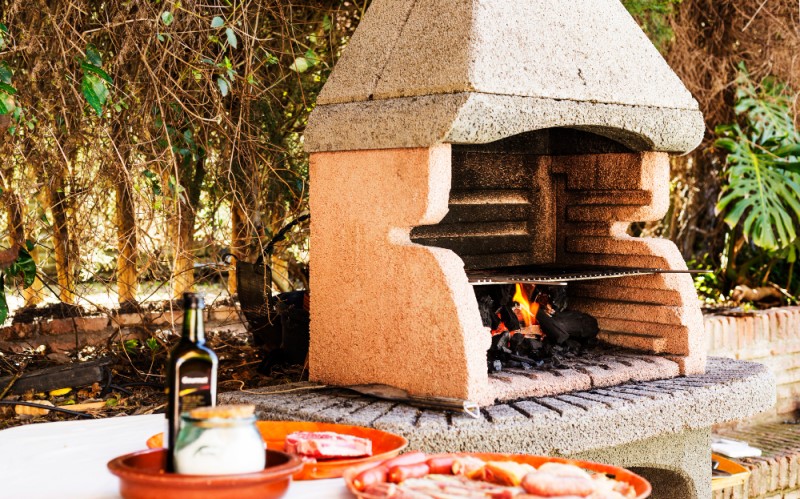 При проектировании зоны барбекю ключевым этапом является подбор материалов