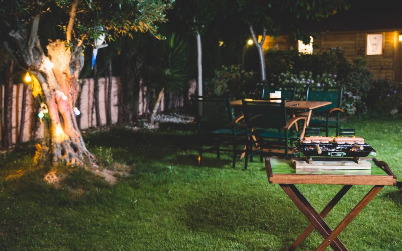 Согласно актуальным нормам МЧС РФ, расстояние от открытого огня (мангала) до деревянных построек должно составлять не менее 5 метров