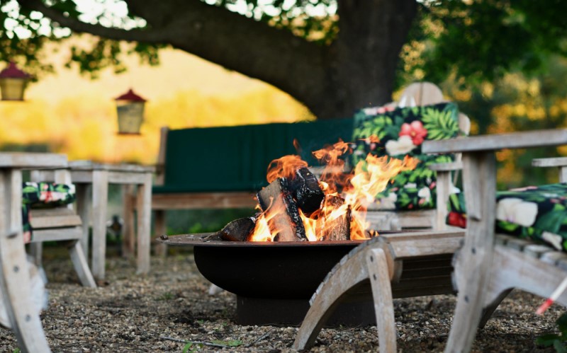 В отличие от мангала, огонь в чаше находится ниже уровня глаз сидящего человека, что создает особую атмосферу «первобытного» уюта