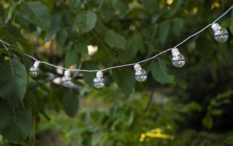 На даче главный источник перерасхода &mdash; не мощность лампы, а режим: свет горит &ldquo;просто потому что забыли выключить&rdquo;