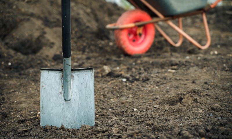 Перед выравниванием участка необходимо провести подготовительные работы