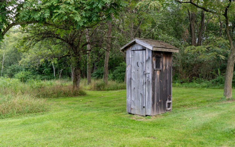 При проектировании канализационной системы для дома, эксплуатируемого круглогодично, необходимо учитывать высоту стояния подземных вод и нормативную глубину сезонного промерзания