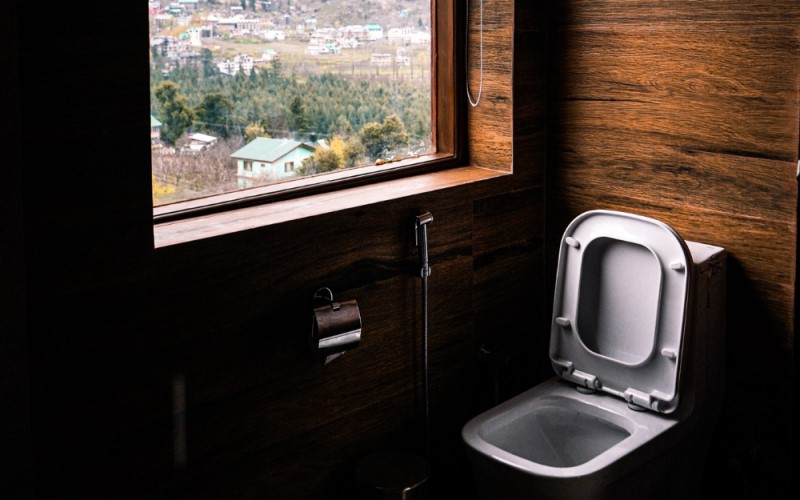 Наличие септика дает возможность обустроить на участке комфортный санузел, установить ванну, посудомоечную или стиральную машину