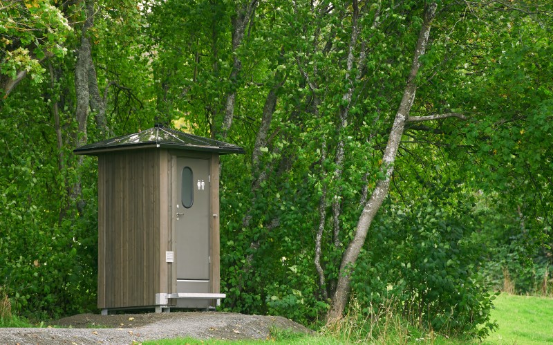 Обустройство комфортного санузла вполне достижимо без подключения к магистральной канализационной сети