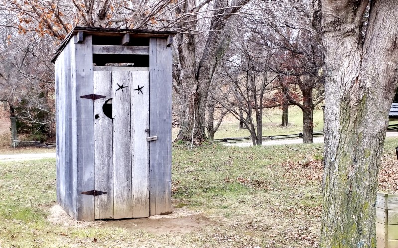 Даже при наличии внутреннего санузла многие владельцы загородных участков задумываются о наружной уборной