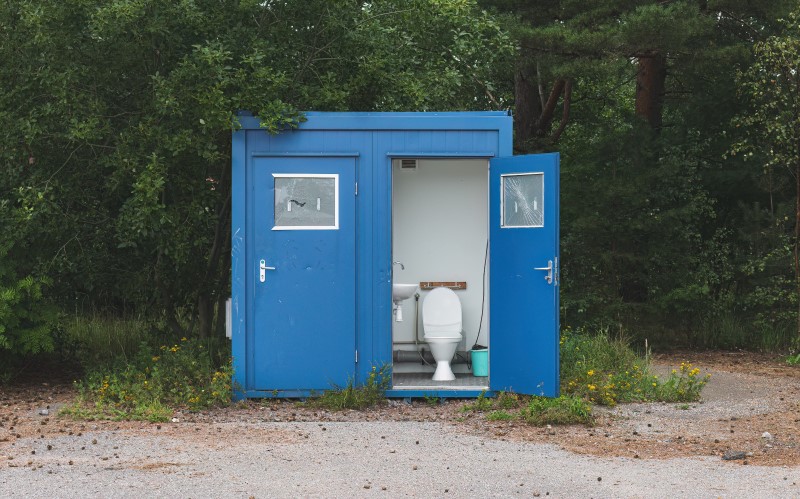 Выбор типа туалета зависит от проницаемости грунта и уровня грунтовых вод