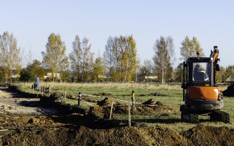 Рельеф участка влияет на бюджет часто сильнее, чем люди ожидают