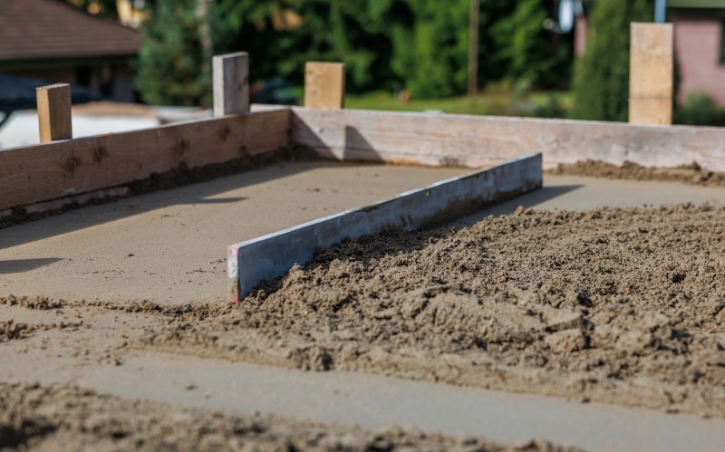 Плита для глины, лента для песка, сваи для рельефа — правильный выбор продлевает жизнь дому на десятилетия