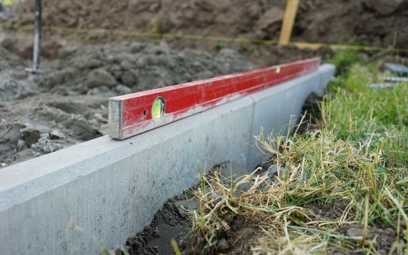 По данным строителей, около 40% жалоб владельцев загородной недвижимости касаются именно фундамента: осадки, перекосы, сырость