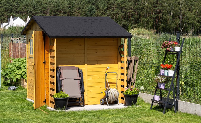 Даже если ваш дом появился задолго до гаража и хозблока, можно подобрать вариант оформления так, чтобы все выглядело гармонично