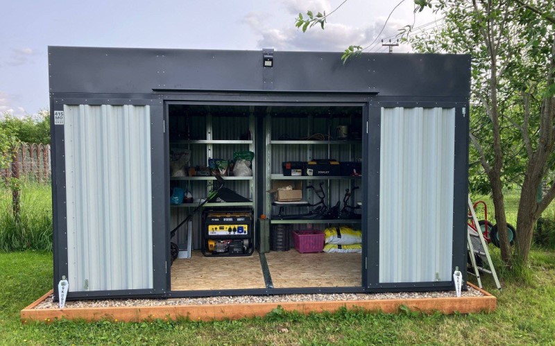 Сборно-разборный хозблок, например, от SKOGGY, хорош своей мобильностью