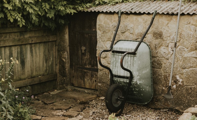 Каменный хозблок крепок, надежен и при соблюдении технологии прослужит не меньше, чем жилой дом