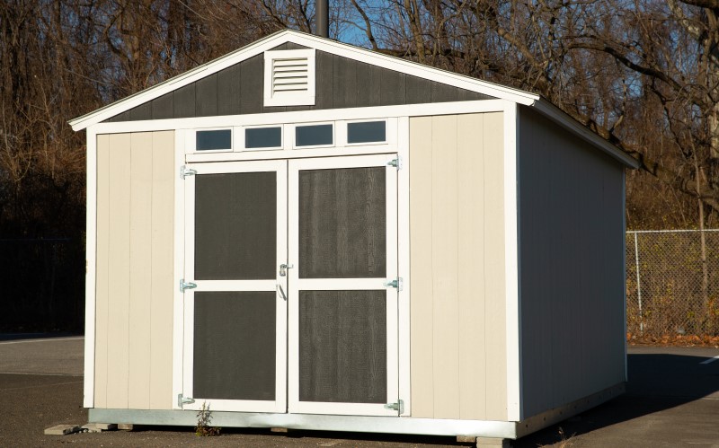 Металлический каркасный сарай ставится на прочный фундамент