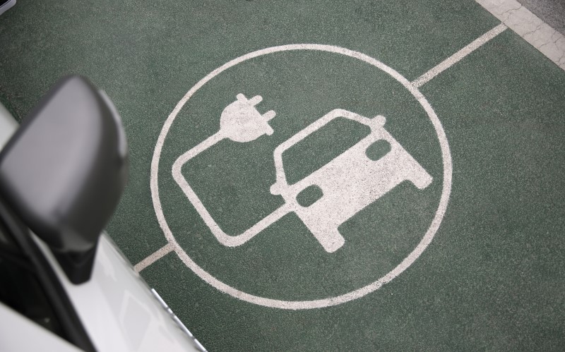 Даже если вы живете в многоквартирном доме, есть возможность приобрести место под гараж и организовать там зарядную станцию