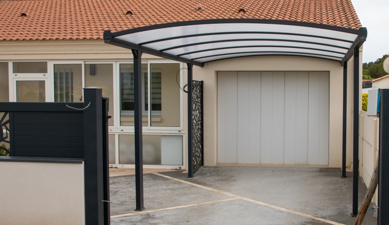 Любой навес защитит автомобиль от осадков