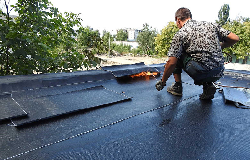 Покрытие крыши частного дома рубероидом