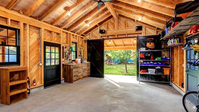 Деревянная отделка гаража