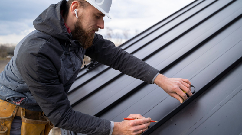 Следует регулярно проверять целостность кровли и ее составляющих