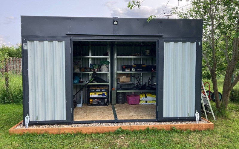 Хозблок — это сугубо хозяйственное помещение, он проще по конструкции, легче и дешевле