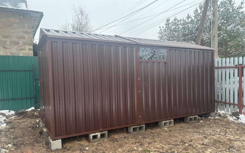 Важную конструктивную роль играет крыша, так как она отвечает за защиту содержимого от осадков