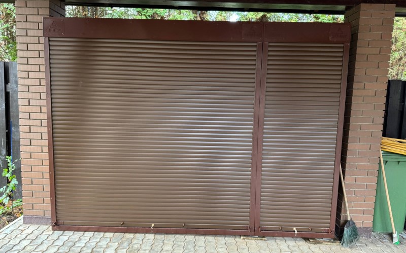 Рулонные ворота представляют собой полотно из узких горизонтальных ламелей