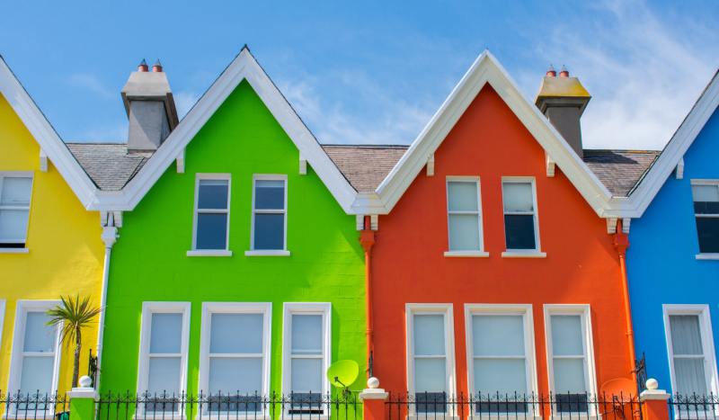 Освежить экстерьер дома можно с помощью краски и разных архитектурных приемов