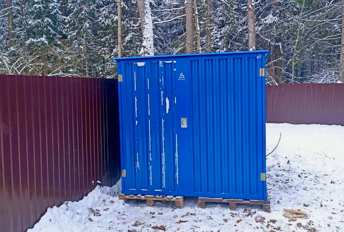 Хозблок для хранения хозяйственного инвентаря в ярком синем цвете в г. Лотошино, МО