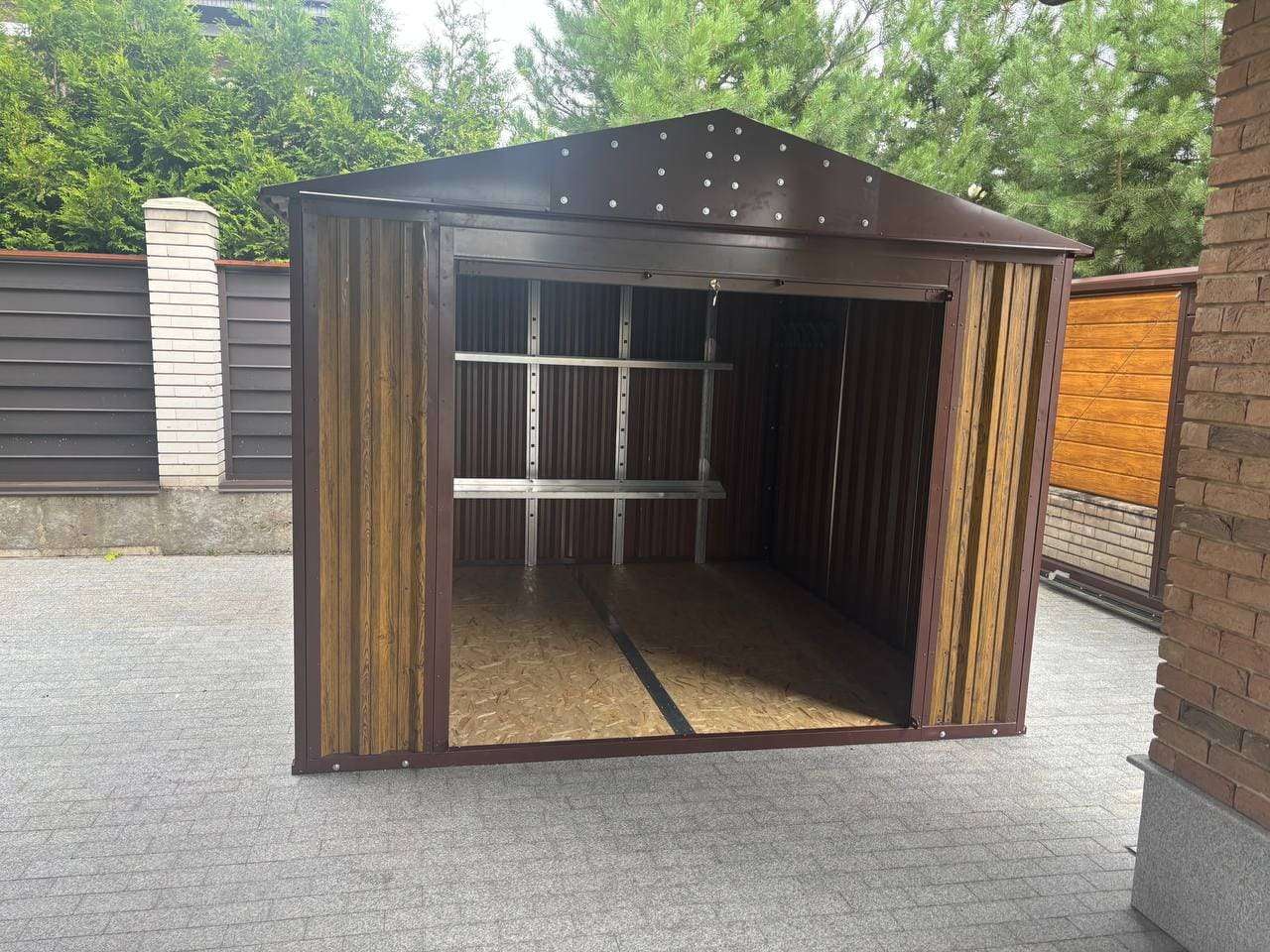 Гараж для квадроцикла в комбинированной расцветке в дер. Поляны, Троицкий адм.окр, г. Москва Гараж для квадроцикла в комбинированной расцветке в дер. Поляны, Троицкий адм.окр, г. Москва