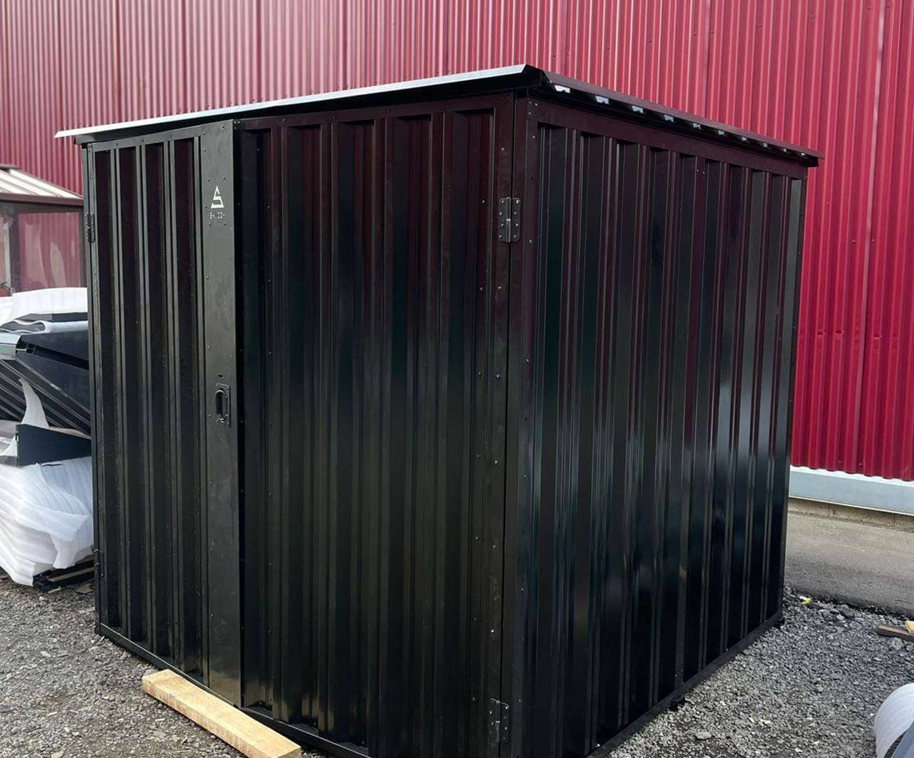 Компактный хозблок для хранения вещей в черном цвете в дер. Трусово, г.о. Солнечногорск, МО