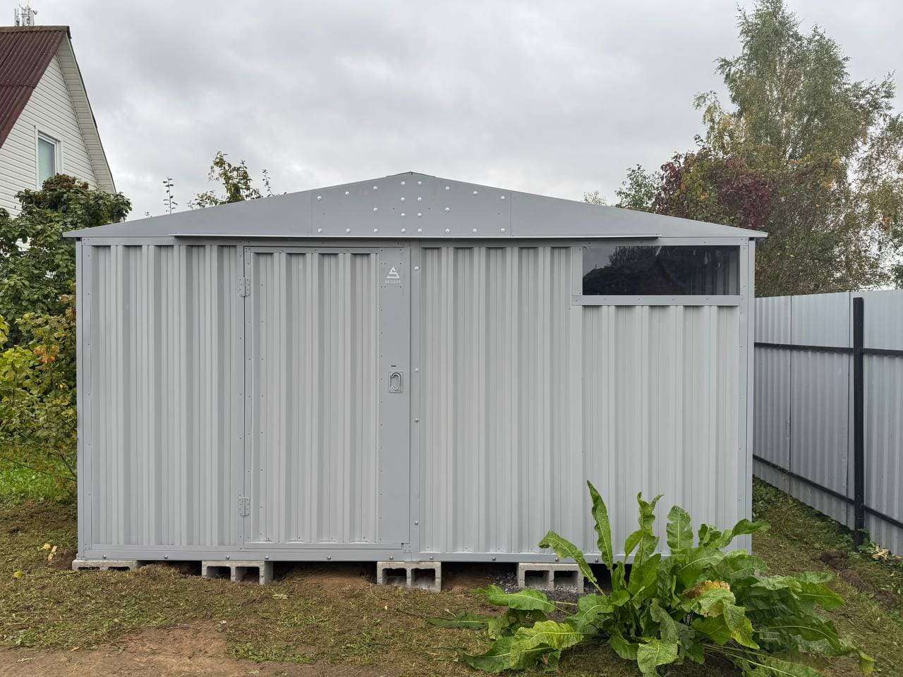 Хозблок для стройматериалов и хозяйственных вещей в светло-сером цвете в СТ Каскад, г.о. Истра, МО