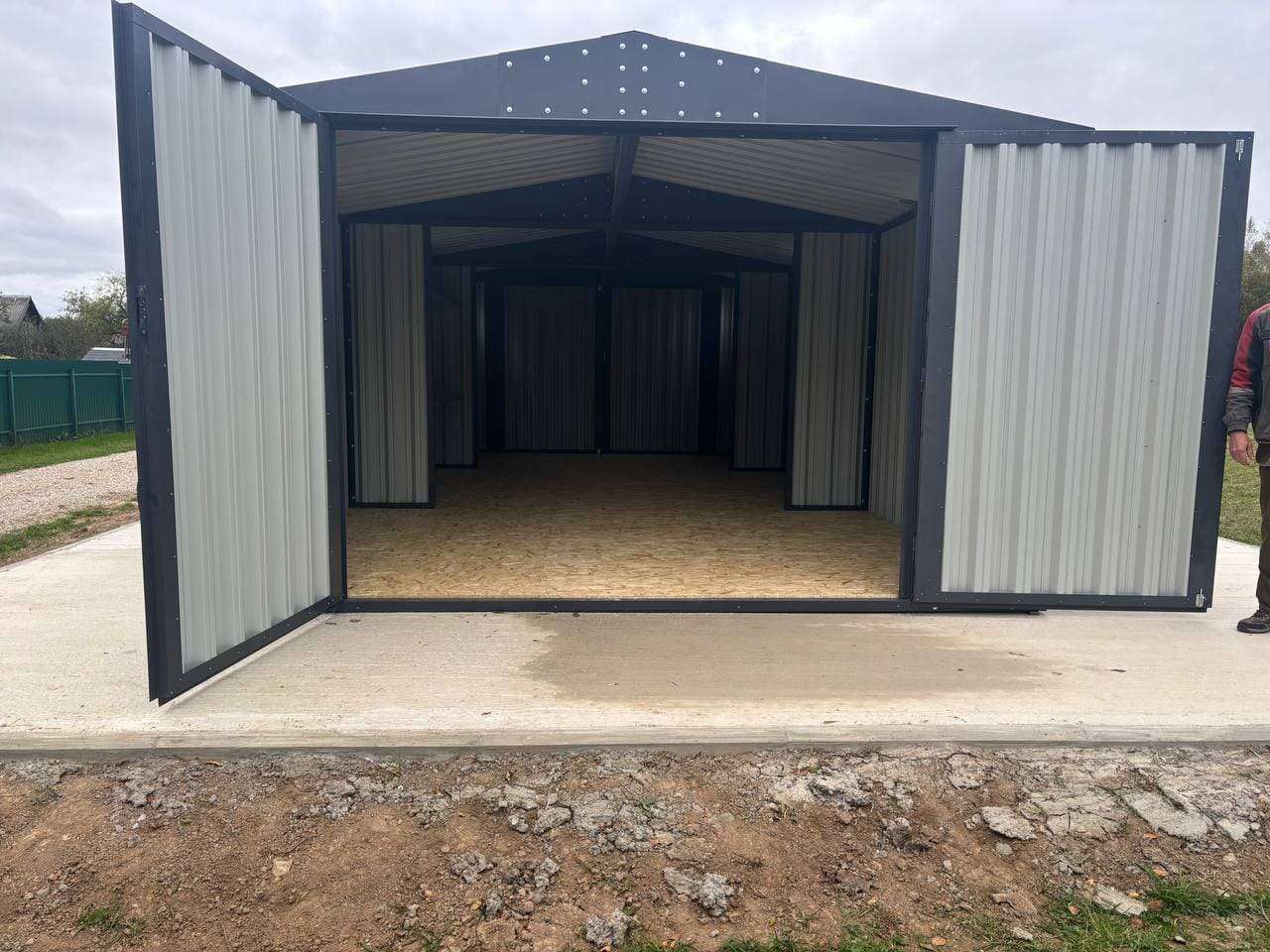 Вместительный гараж для трактора в графитовом цвете в дер. Каверино, Боровский мун.окр, Калужская обл.