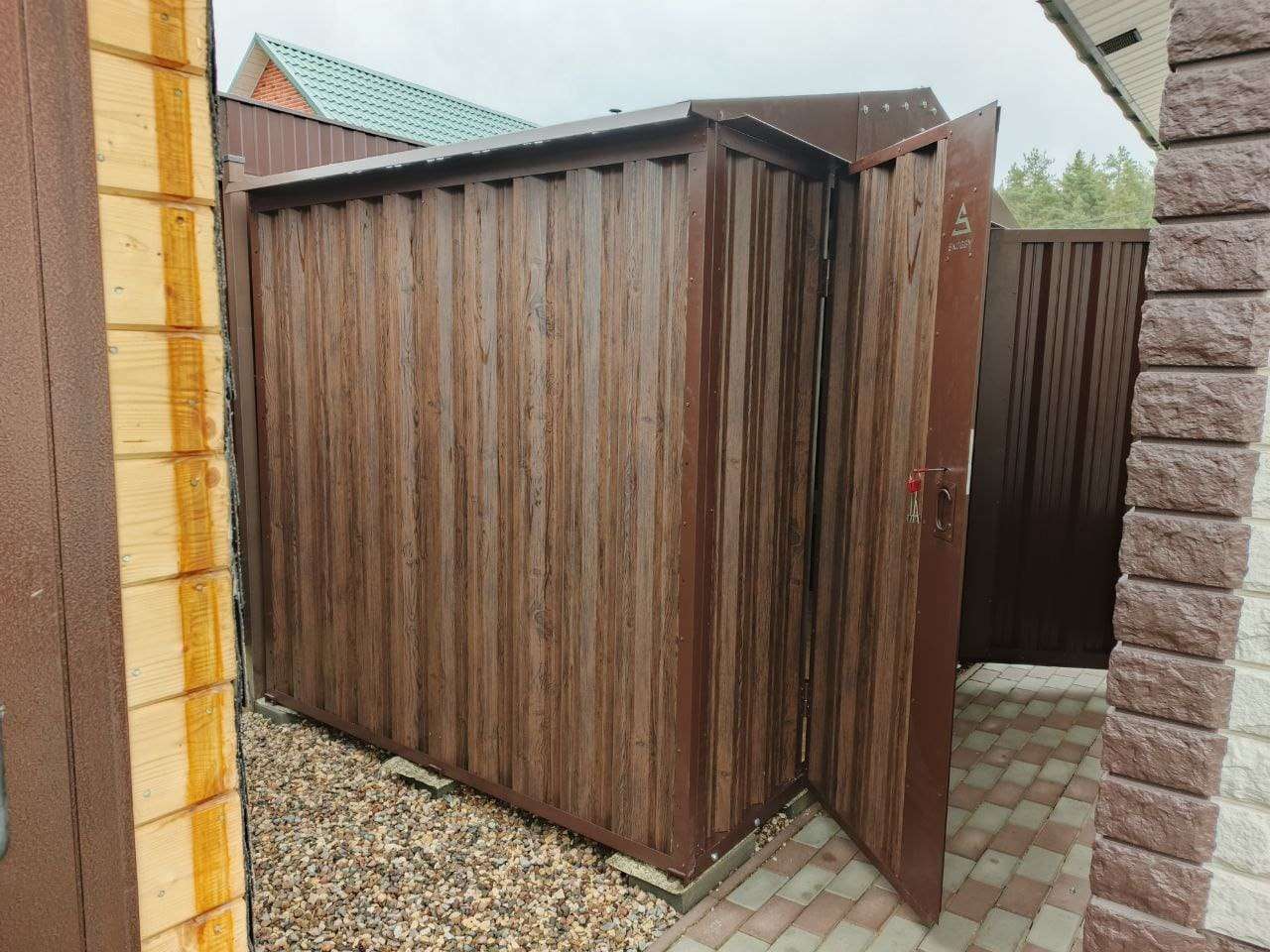 Хозблок для садовой техники и хозяйственных принадлежностей в комбинированной расцветке в дер. Теренино, Павлово-Посадский р-н, МО