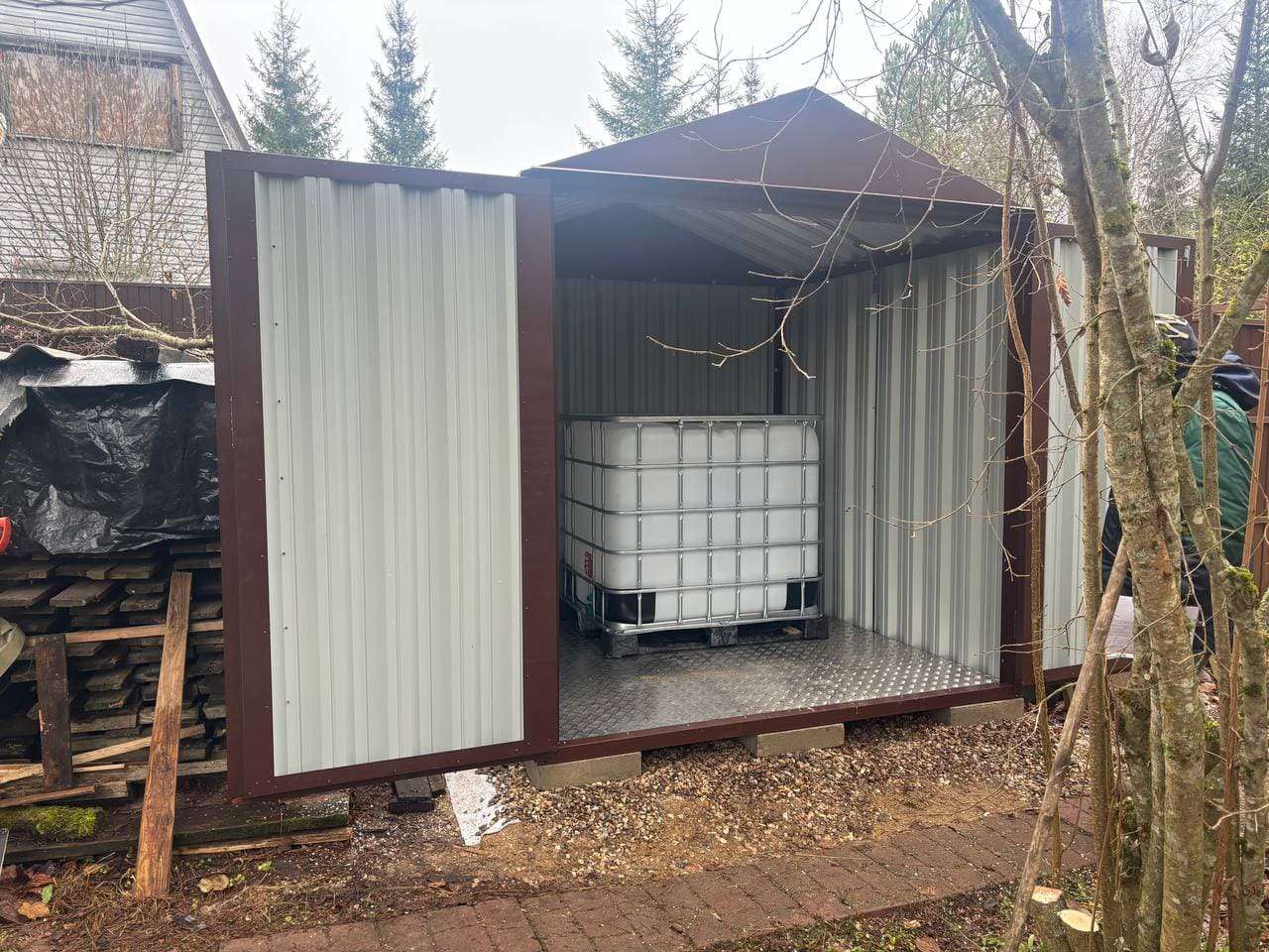 Хозблок для хранения топлива в шоколадном цвете в СНТ Связист, Волоколамский р-н, МО