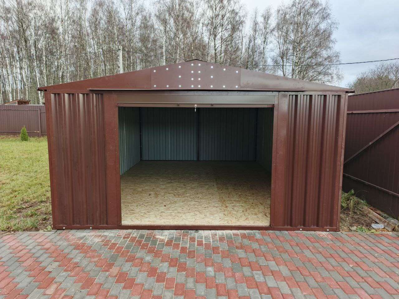 Автомобильный гараж в шоколадном цвете в СНТ Раздолье-3, г.о. Ступино, МО