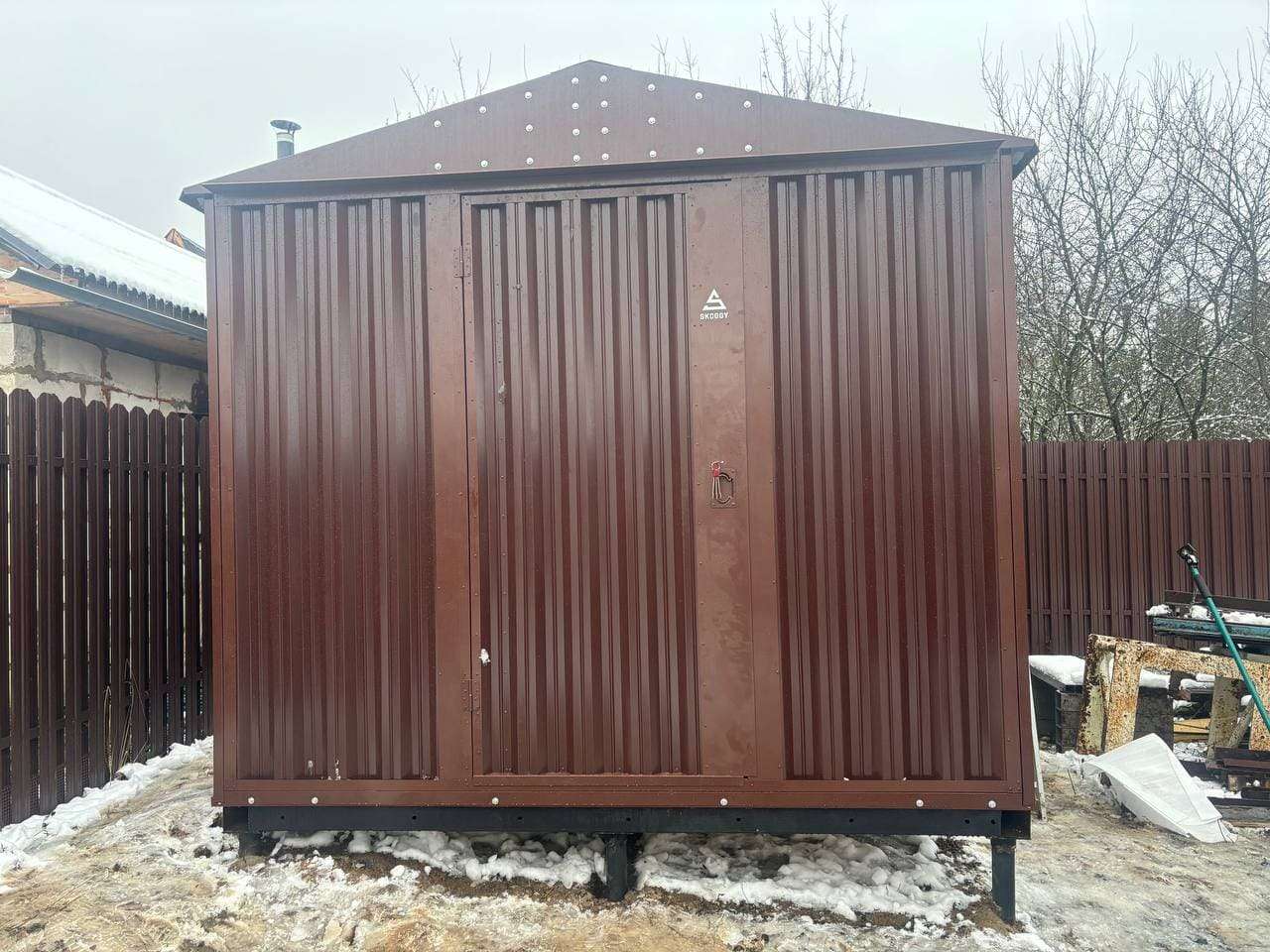 Хозблок для велосипедов, инструментов и автомобильных шин в шоколадном цвете в дер. Постниково, Новомосковский адм.окр, МО