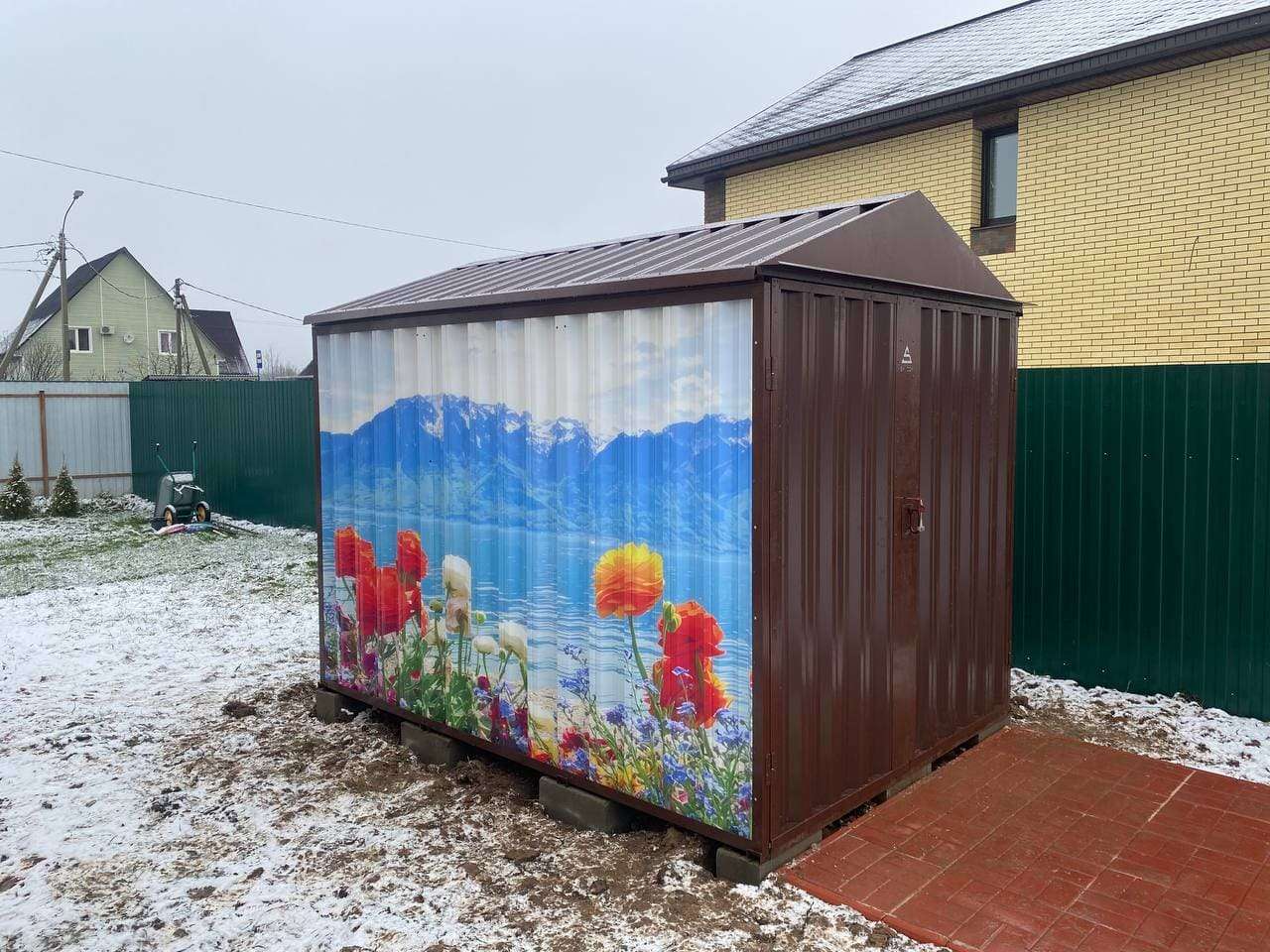 Хозблок для садовой техники и инвентаря в шоколадном цвете с принтом в дер. Елизарово, Солнечногорский р-н, МО