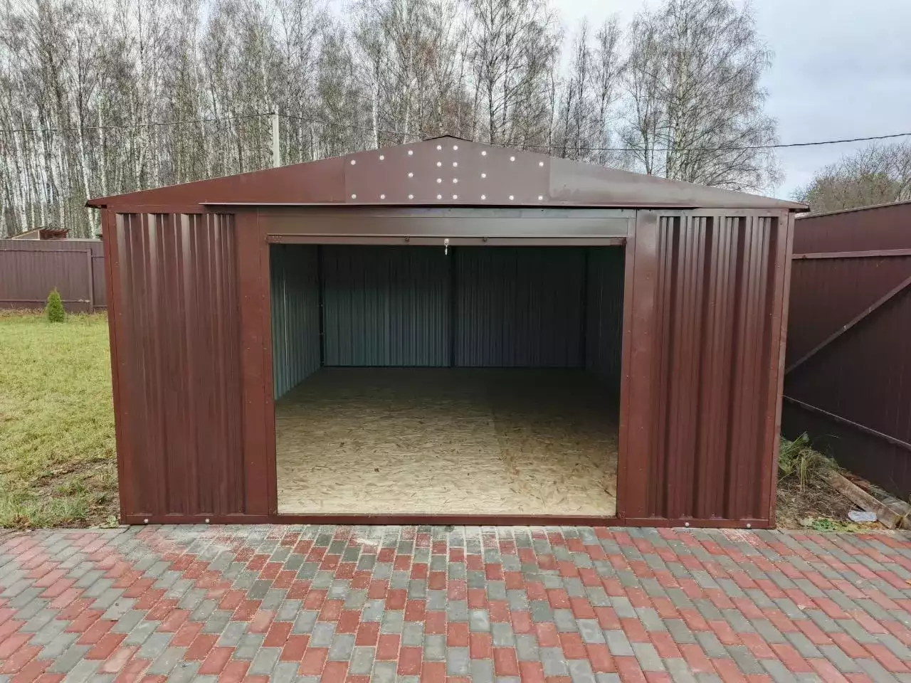 Автомобильный гараж в шоколадном цвете в СНТ Раздолье-3, г.о. Ступино, МО