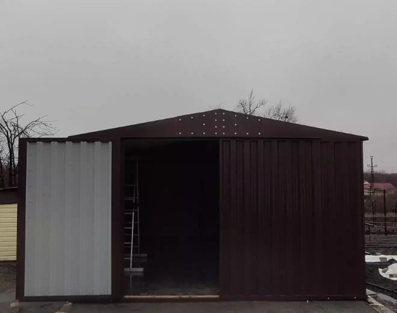 Гараж для хранения мототехники в шоколадном цвете в г. Свердловск, Луганская обл.