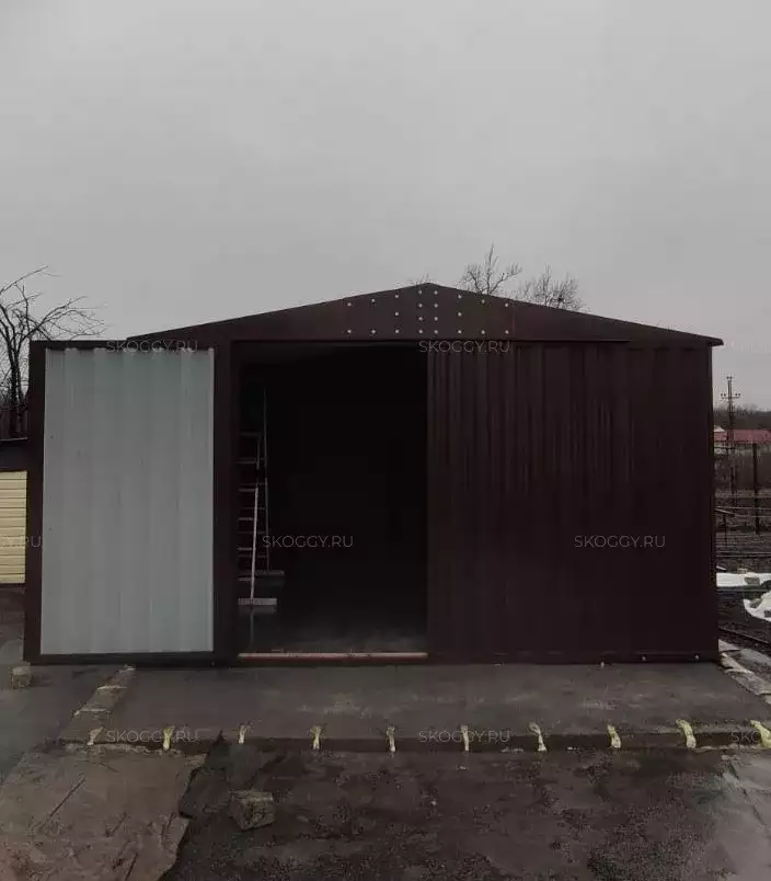 Гараж для хранения мототехники в шоколадном цвете в г. Свердловск, Луганская обл.