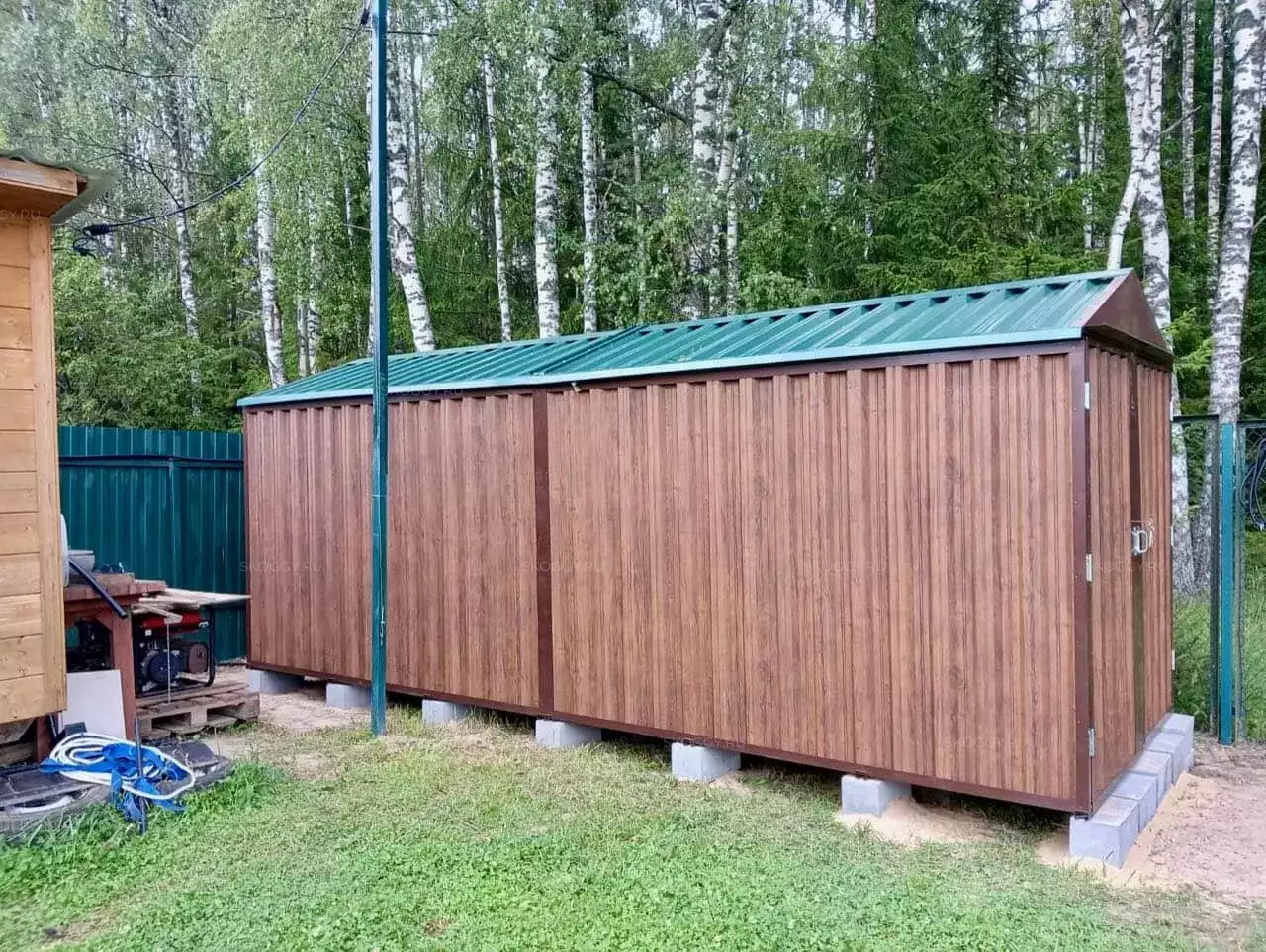 Хозблок с необычной крышей в СНТ Заповедный лес, Киржачский р-н, Владимирская область