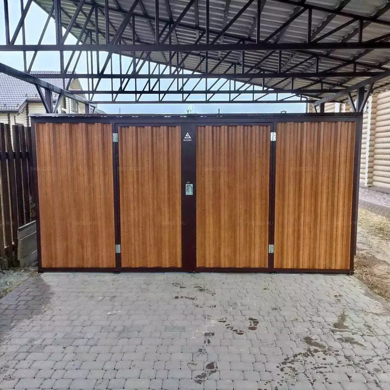 Контейнер с плоской крышей в осенних тонах в ДПК Золотые сосны, Александровский р-н, Владимирская область