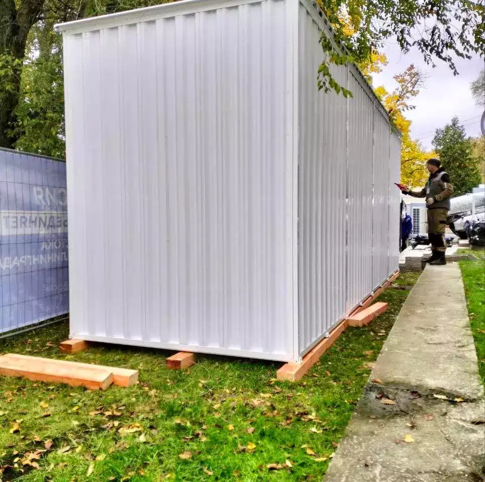 Нестандартный белоснежный контейнер для укрытия оборудования на выставке ВДНХ, г. Москва 