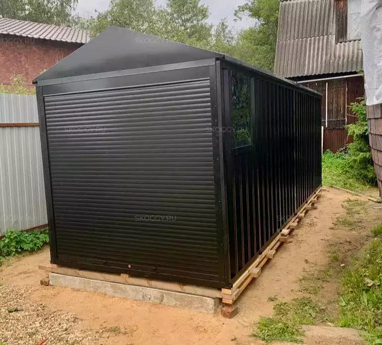 Хозблок для хранения с двускатной крышей и двумя воротными группами в мкрн. Заветы Ильича, г. Пушкино, МО